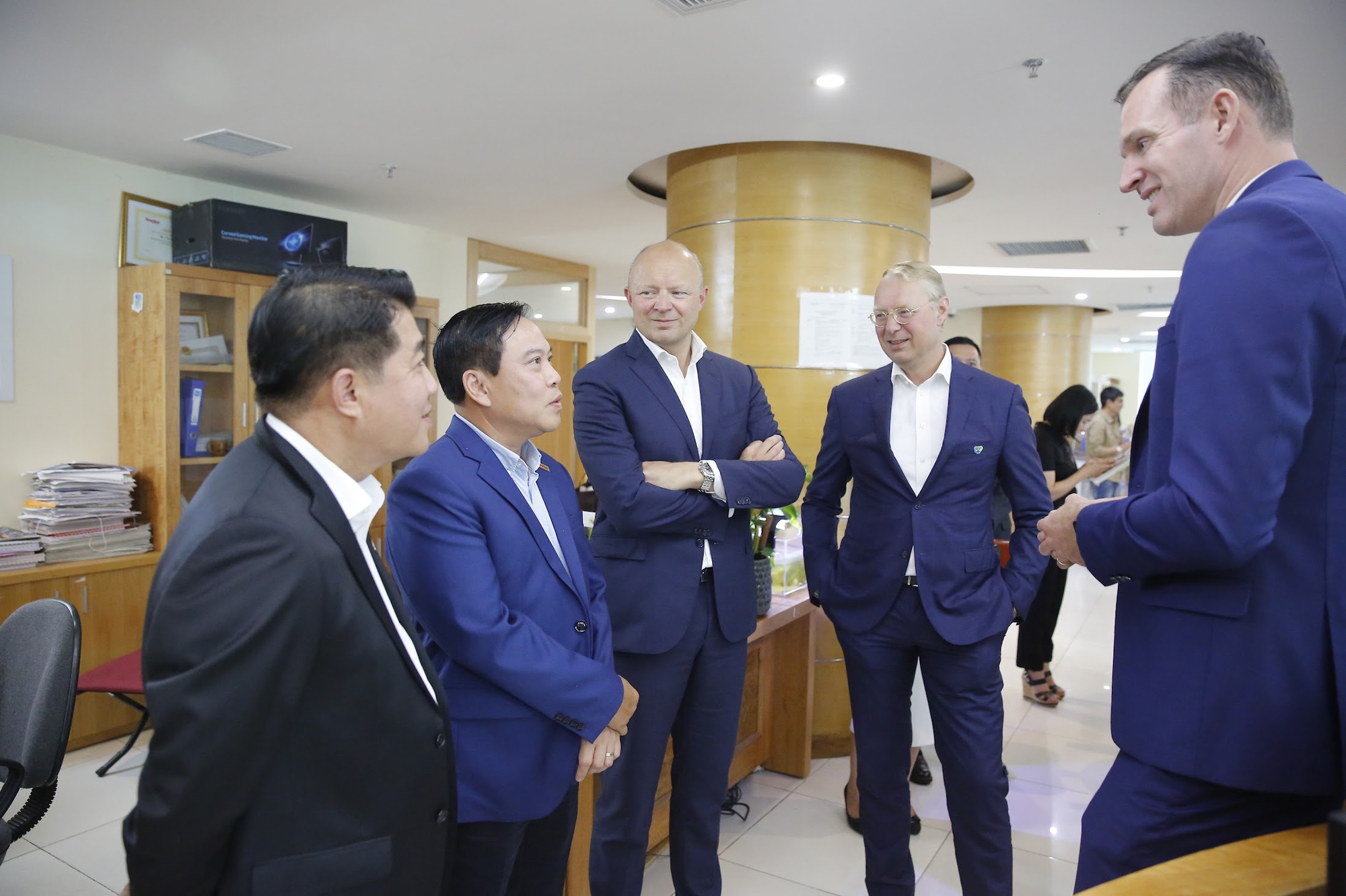 Tập đoàn Hoàng gia De Heus Hà Lan ký kết chương trình hợp tác với Báo NTNN - Ảnh 1.