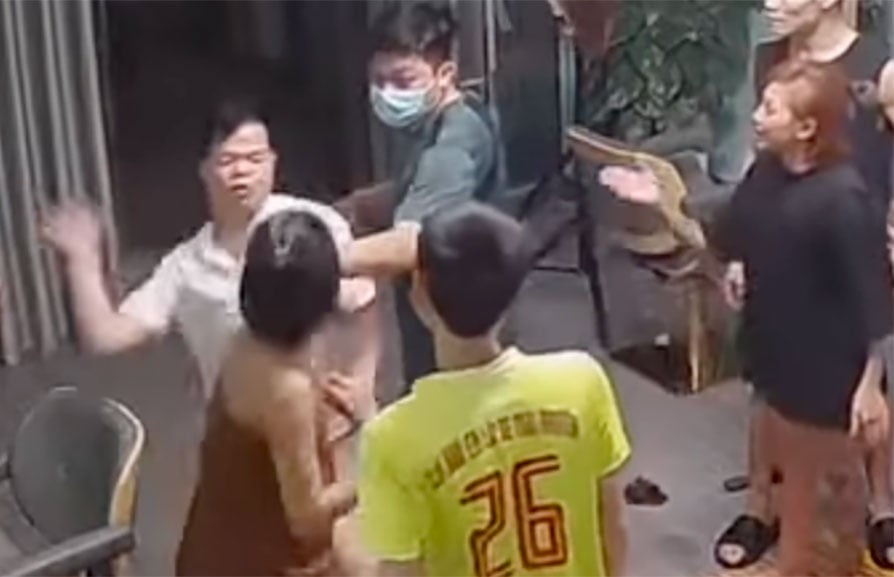 Đang xử lý kỷ luật ông Đặng Đình Đoàn - Phó trưởng công an phường có hành vi đánh phụ nữ - Ảnh 1.