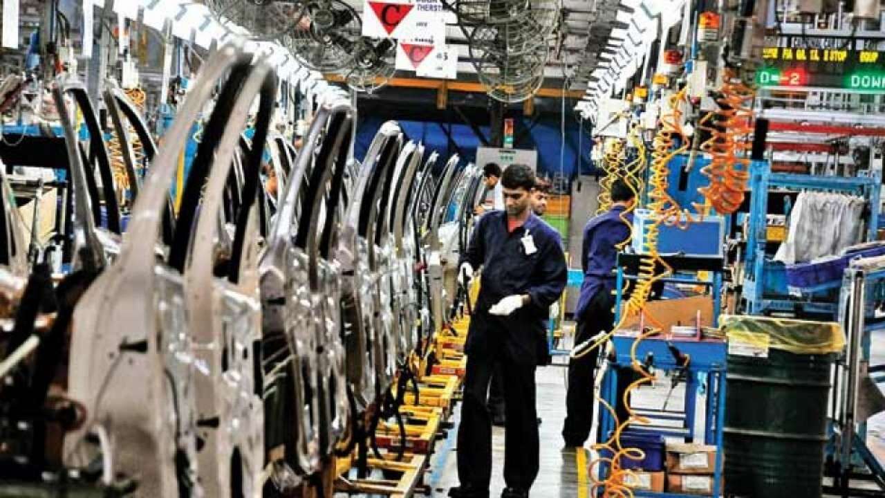 Có thể mất vài năm mới đánh dấu thời kỳ phục hồi kinh tế trên cơ sở mà Ngân hàng Trung ương Nga gọi là &quot;công nghiệp hóa ngược&quot;, tức là tăng trưởng sản xuất công nghiệp trên cơ sở công nghệ ít phức tạp hơn. Ảnh: @AFP.