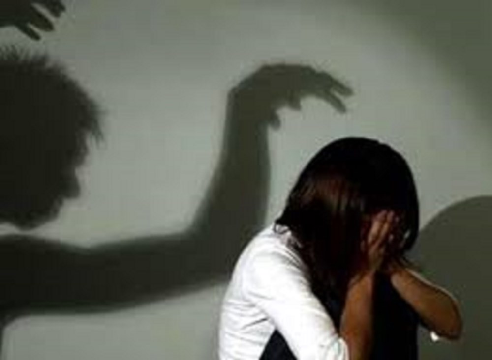 Cà Mau: Truy tố người mẹ canh giữ cho chồng hờ hiếp dâm con gái - Ảnh 1.