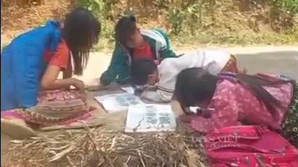Mùa thi đến học sinh vùng cao tranh thủ ôn bài trên đường về bản - Ảnh 1.