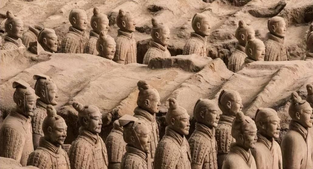 Khai quật đội quân đất nung của Tần Thủy Hoàng, nhà khảo cổ hé lộ cách chế tạo ngược đời - Ảnh 2.