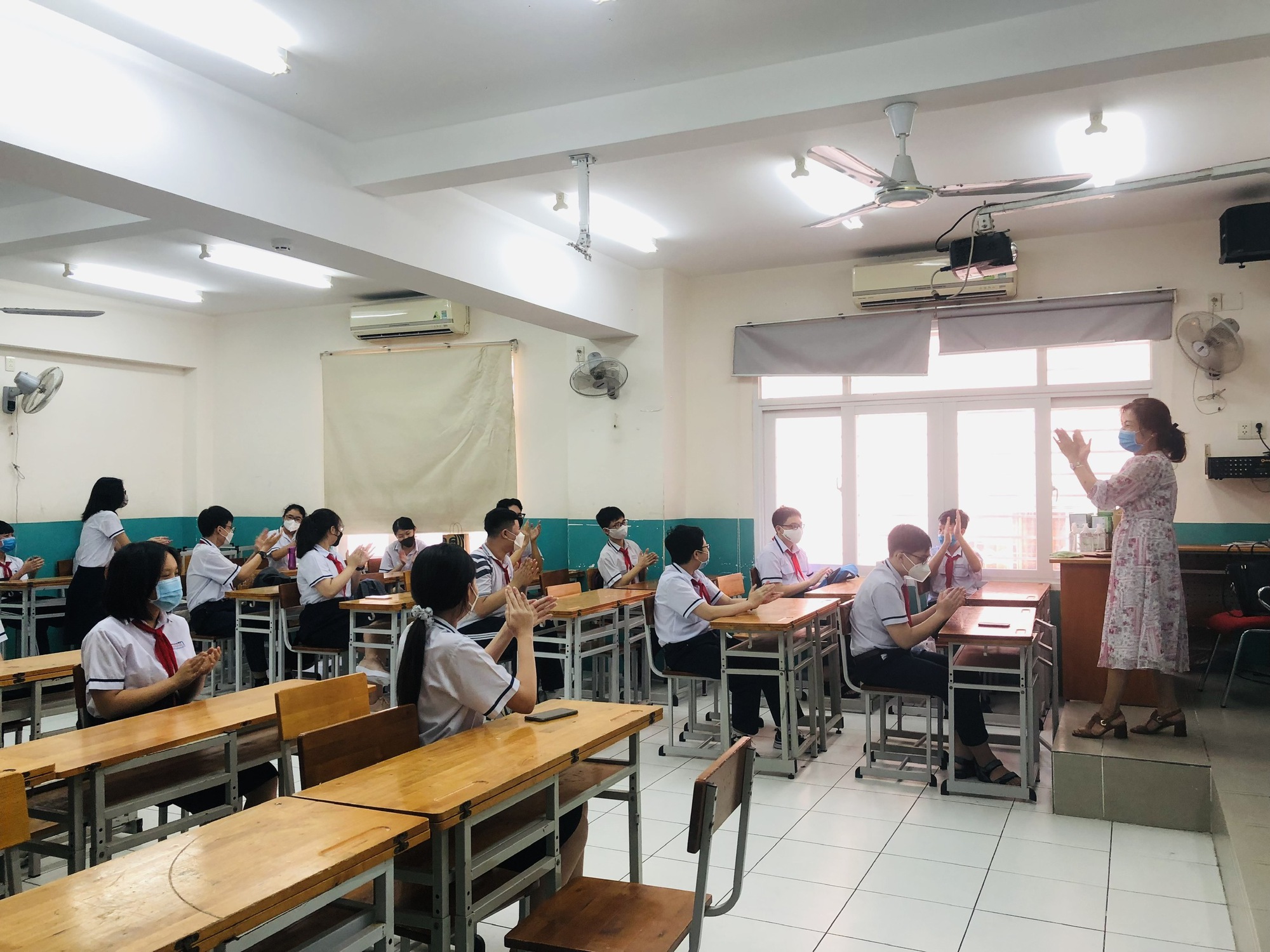 TP.HCM: Học sinh gấp rút ôn tập để chuẩn bị kỳ thi tuyển sinh lớp 10 - Ảnh 3.