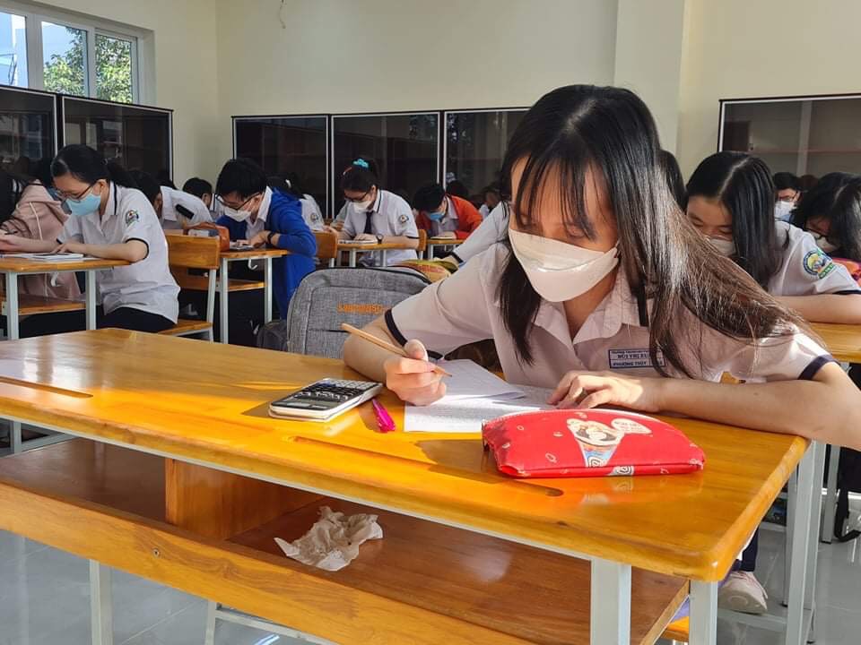 TP.HCM: Học sinh gấp rút ôn tập để chuẩn bị kỳ thi tuyển sinh lớp 10 - Ảnh 1.