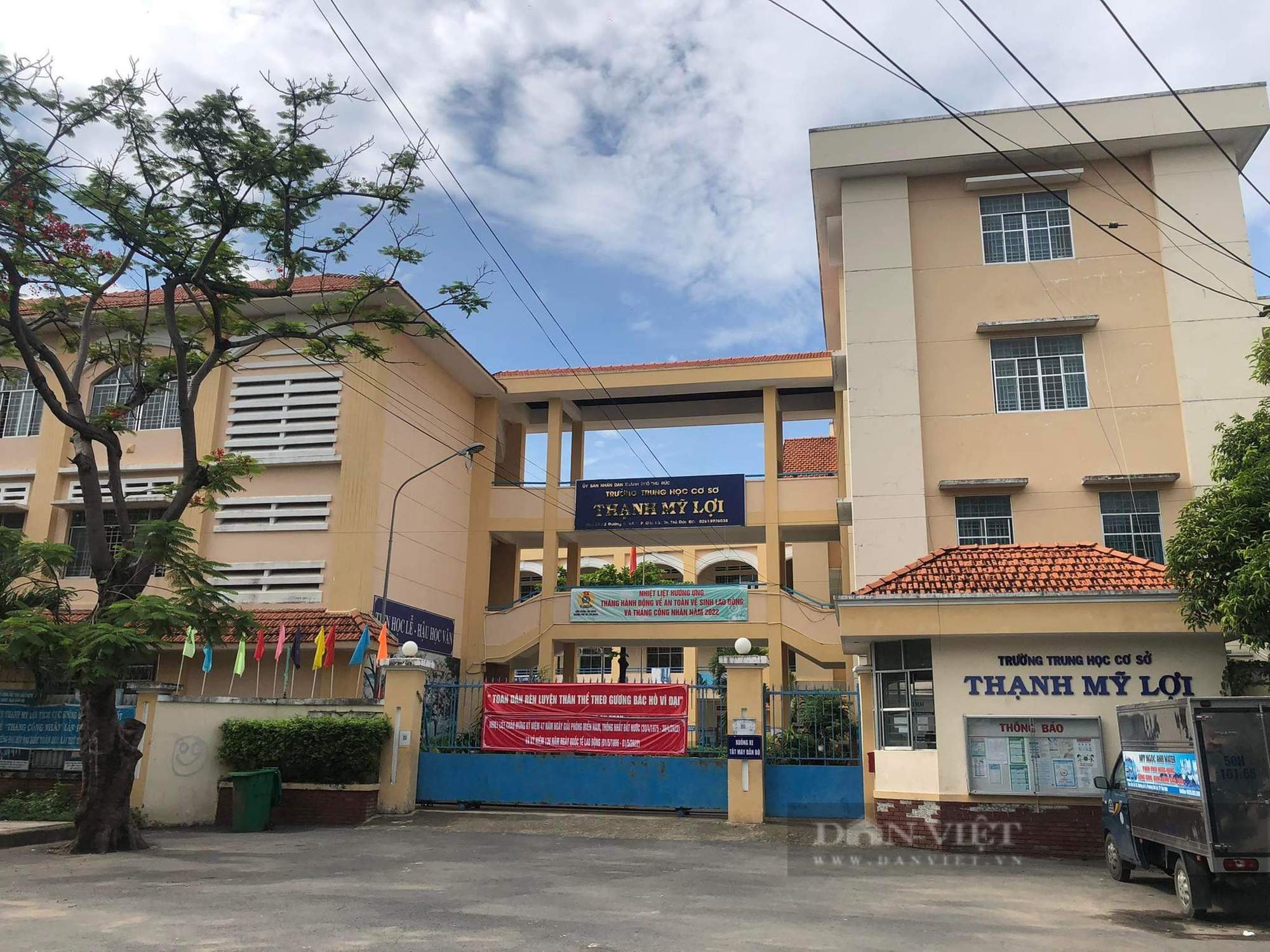 Tạm đình chỉ thầy giáo bị tố &quot;đụng chạm&quot; nữ sinh ở trường THCS Thạnh Mỹ Lợi - Ảnh 1.