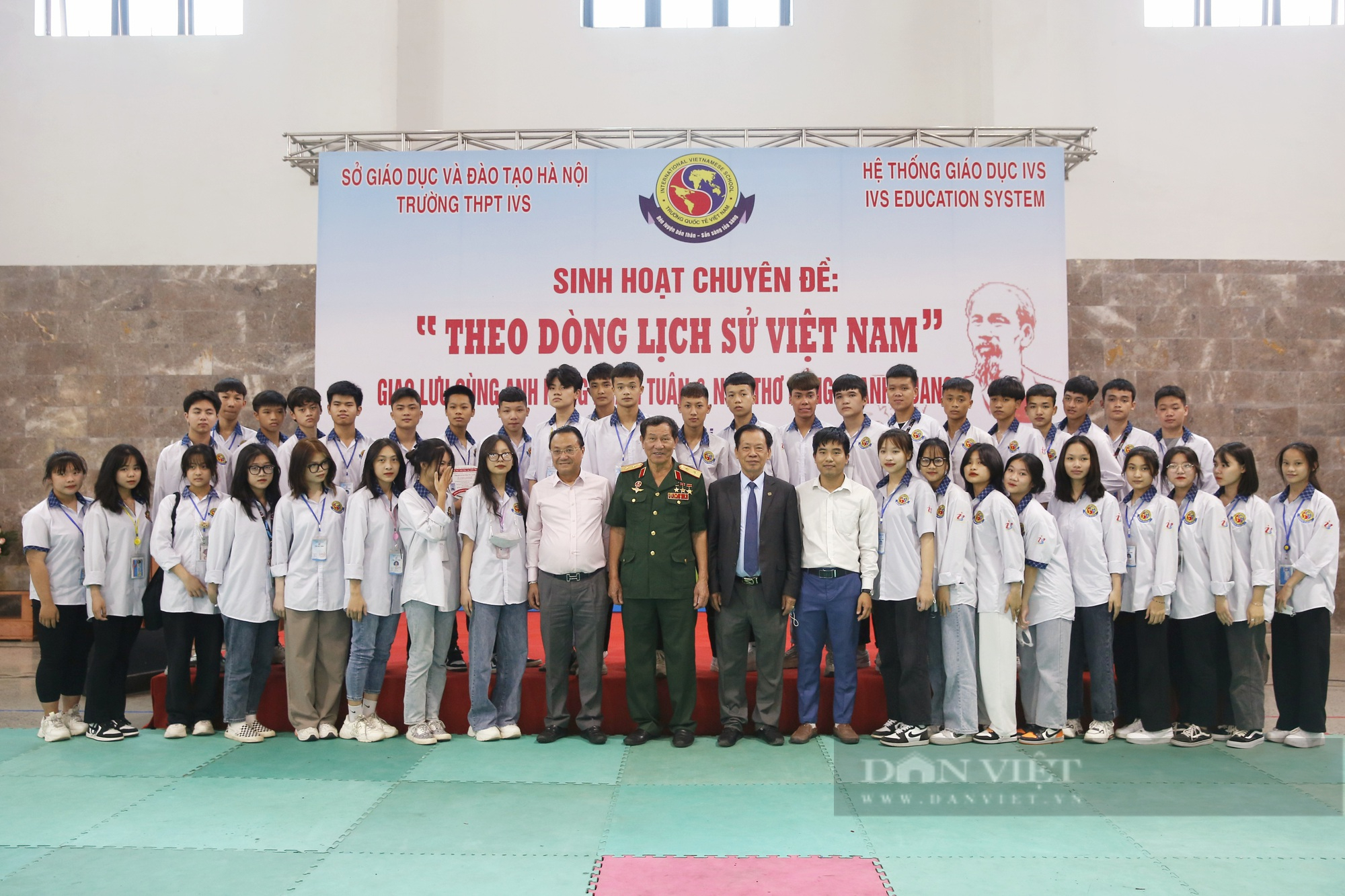 Tướng Phạm Tuân và Nhà thơ Hồng Thanh Quang &quot;truyền lửa&quot; cho học sinh trường IVS - Ảnh 12.