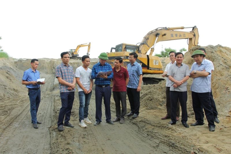 Phó Chủ tịch UBND tỉnh Thanh Hóa Lê Đức Giang đình chỉ 3 bãi tập kết cát do có nhiều sai phạm - Ảnh 2. Phó Chủ tịch UBND tỉnh Thanh Hóa Lê Đức Giang đình chỉ 3 bãi tập kết cát do có nhiều sai phạm - Ảnh 2.