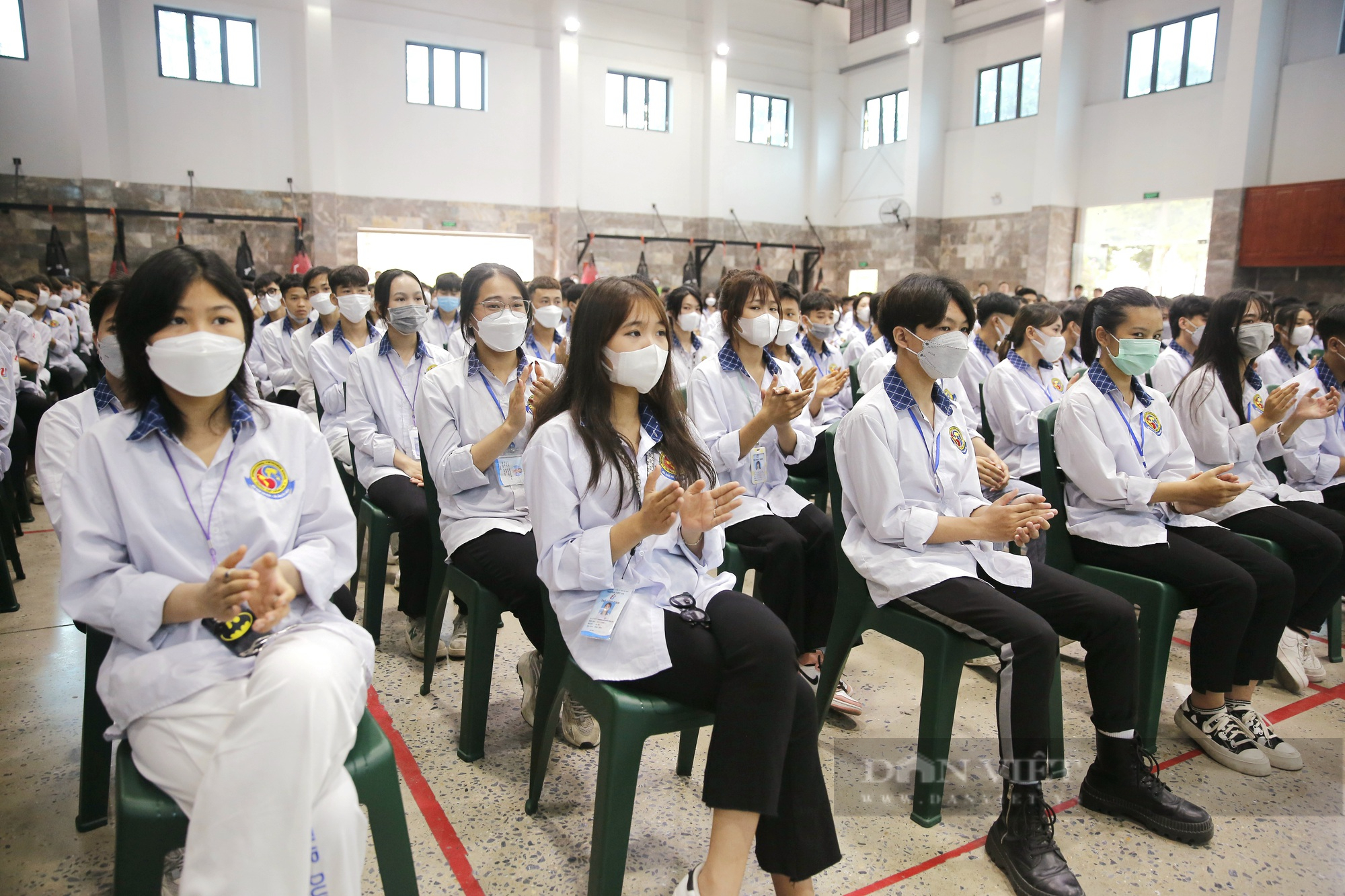 Tướng Phạm Tuân và Nhà thơ Hồng Thanh Quang &quot;truyền lửa&quot; cho học sinh trường IVS - Ảnh 3.