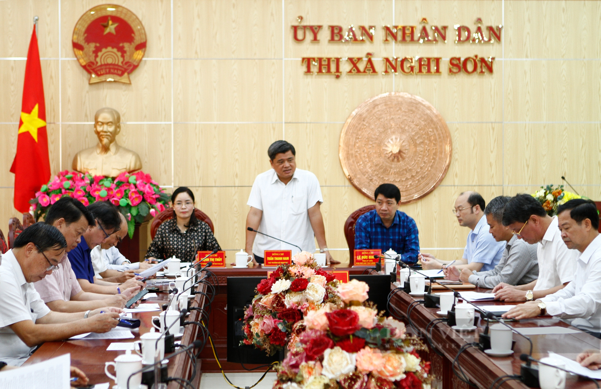 Thị xã Nghi Sơn xây dựng NTM gắn với đô thị hóa và phát triển du lịch bảo đảm môi trường - Ảnh 1.