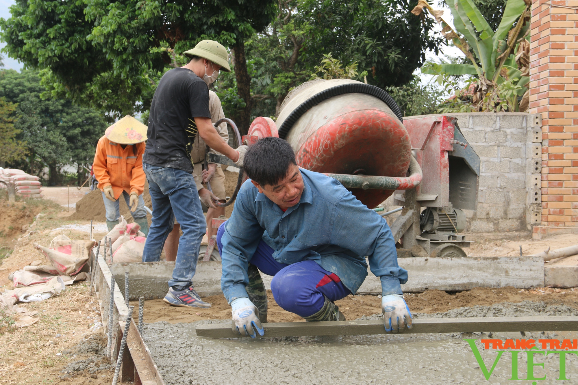 Huyện Mai Châu huy động sức dân XDNTM xanh - sạch - đẹp - Ảnh 2.