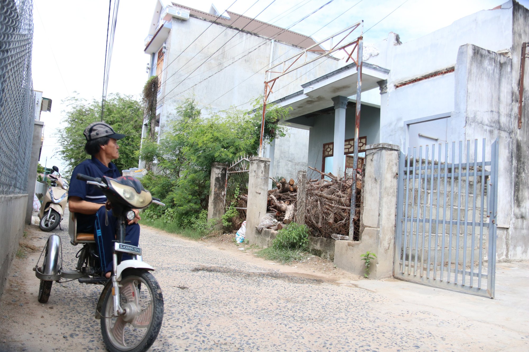 Ninh Thuận: Cảnh bi đát cụ bà 93 tuổi và đứa con tật nguyền bị cưỡng chế khỏi nhà để thi hành án - Ảnh 4.
