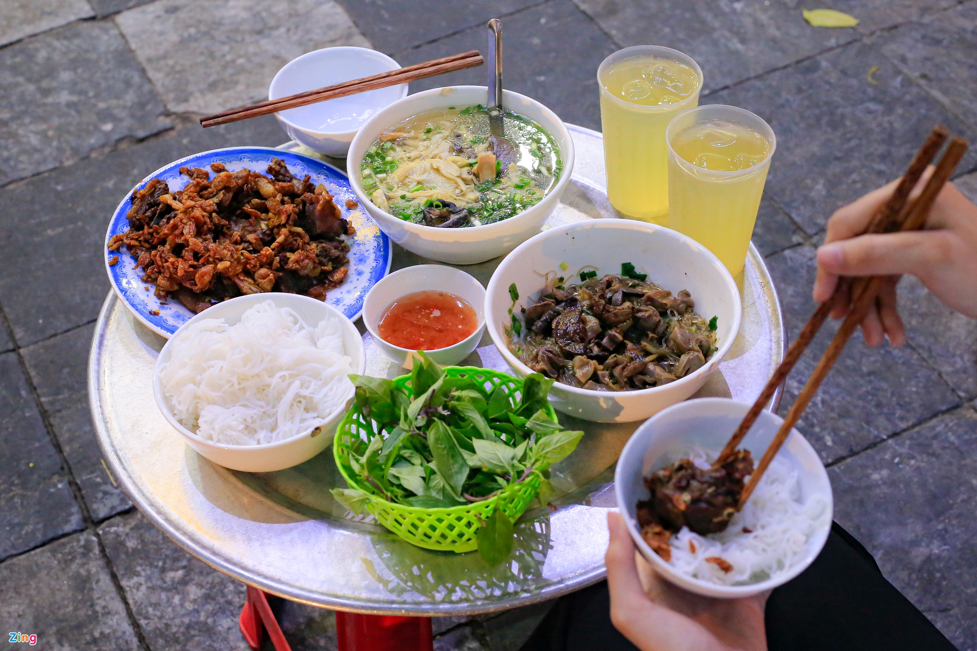 Hàng ngan cháy tỏi ở phố cổ Hà Nội luôn kín chỗ ngồi - Ảnh 9. Hàng ngan cháy tỏi ở phố cổ Hà Nội luôn kín chỗ ngồi - Ảnh 9.