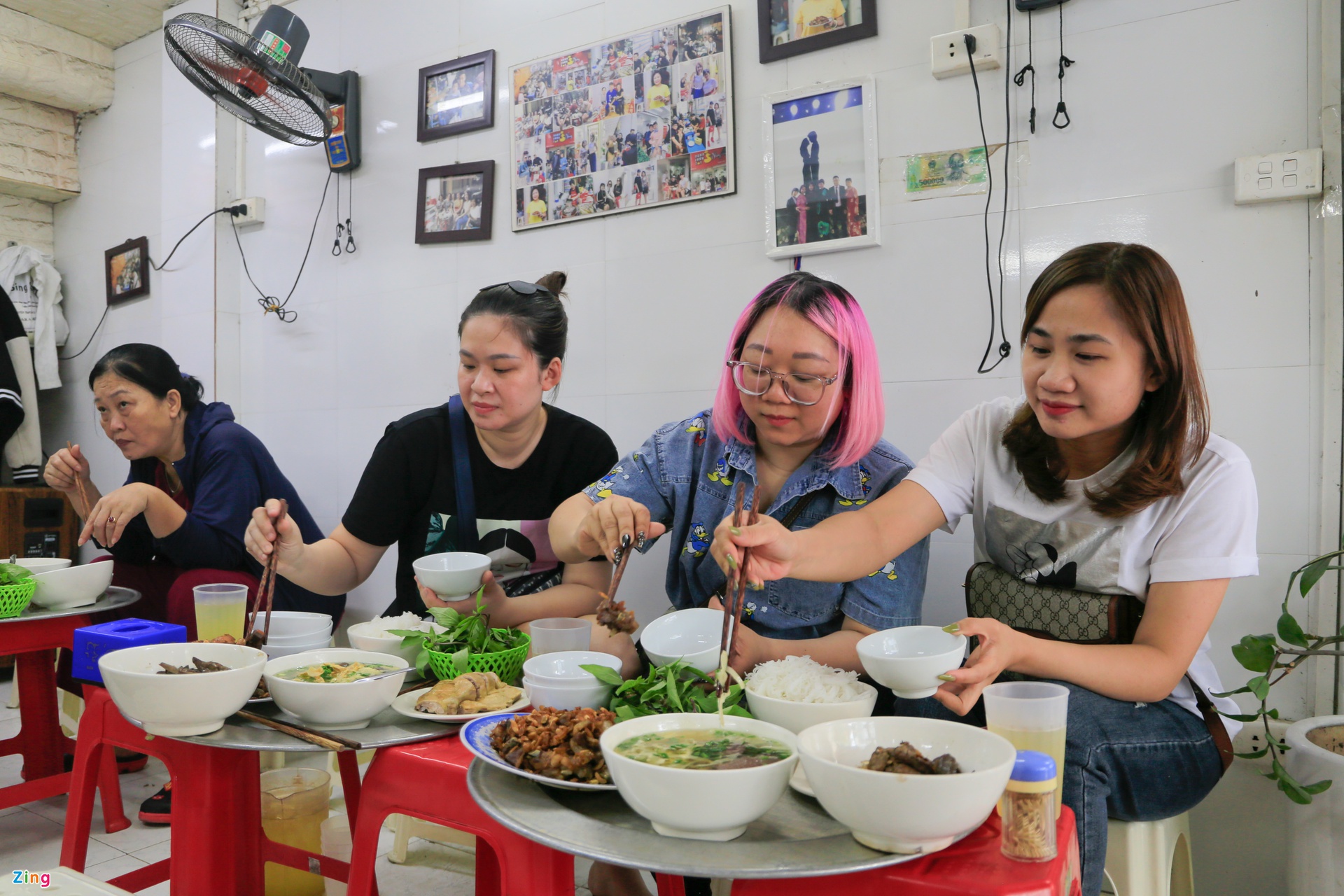 Hàng ngan cháy tỏi ở phố cổ Hà Nội luôn kín chỗ ngồi - Ảnh 5. Hàng ngan cháy tỏi ở phố cổ Hà Nội luôn kín chỗ ngồi - Ảnh 5.
