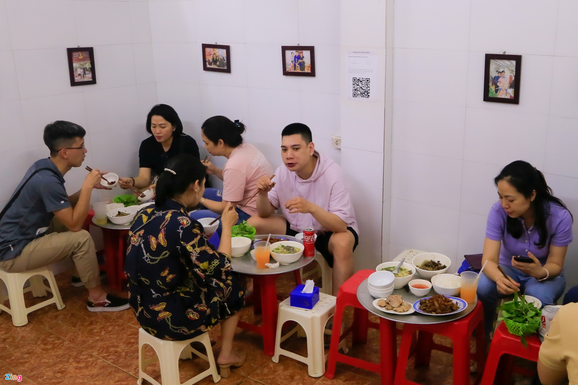 Hàng ngan cháy tỏi ở phố cổ Hà Nội luôn kín chỗ ngồi - Ảnh 10. Hàng ngan cháy tỏi ở phố cổ Hà Nội luôn kín chỗ ngồi - Ảnh 10.