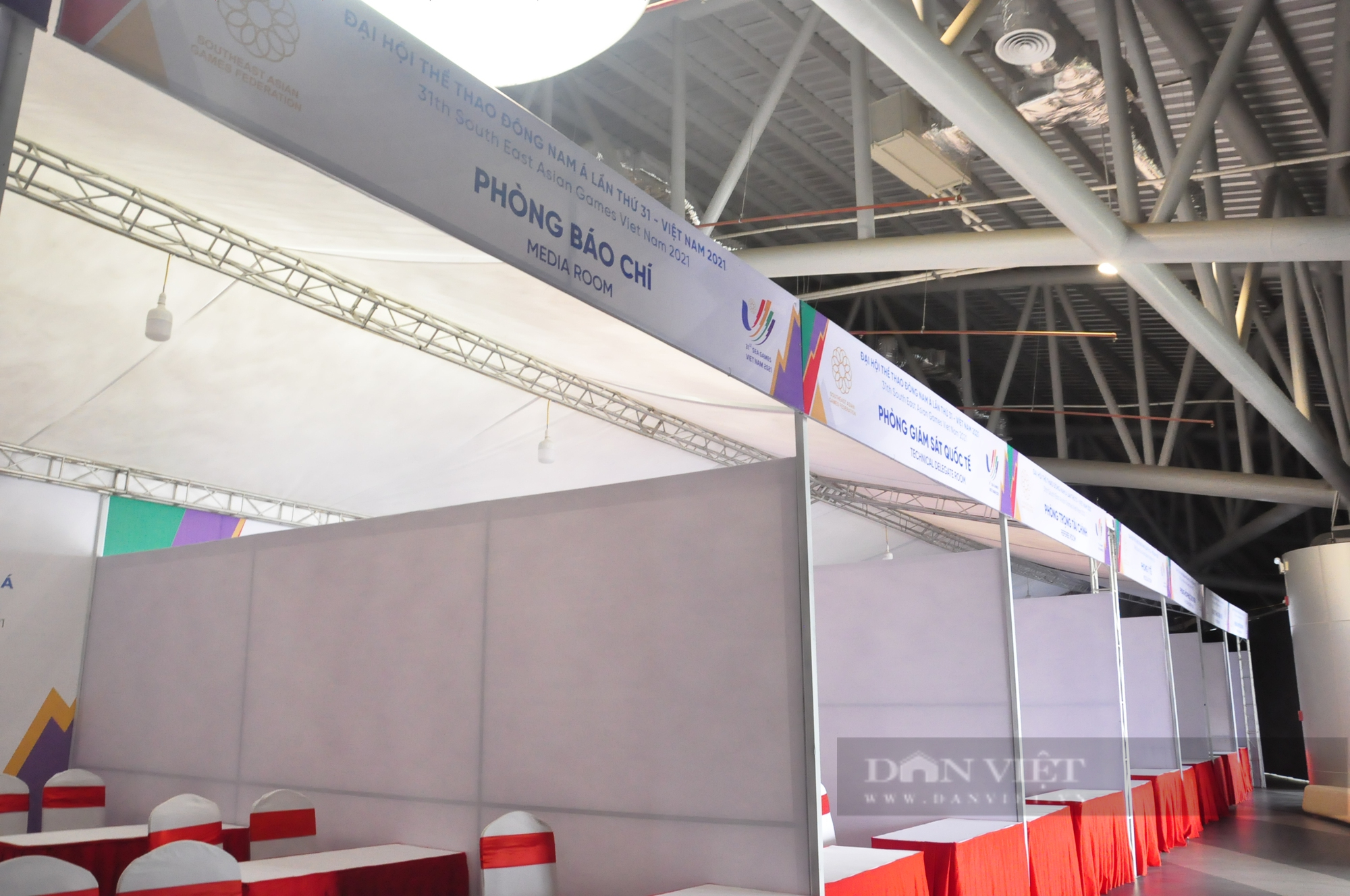 Những khâu cuối cùng trong công tác chuẩn bị địa điểm thi cờ vua tại SEA Games 31 - Ảnh 3.