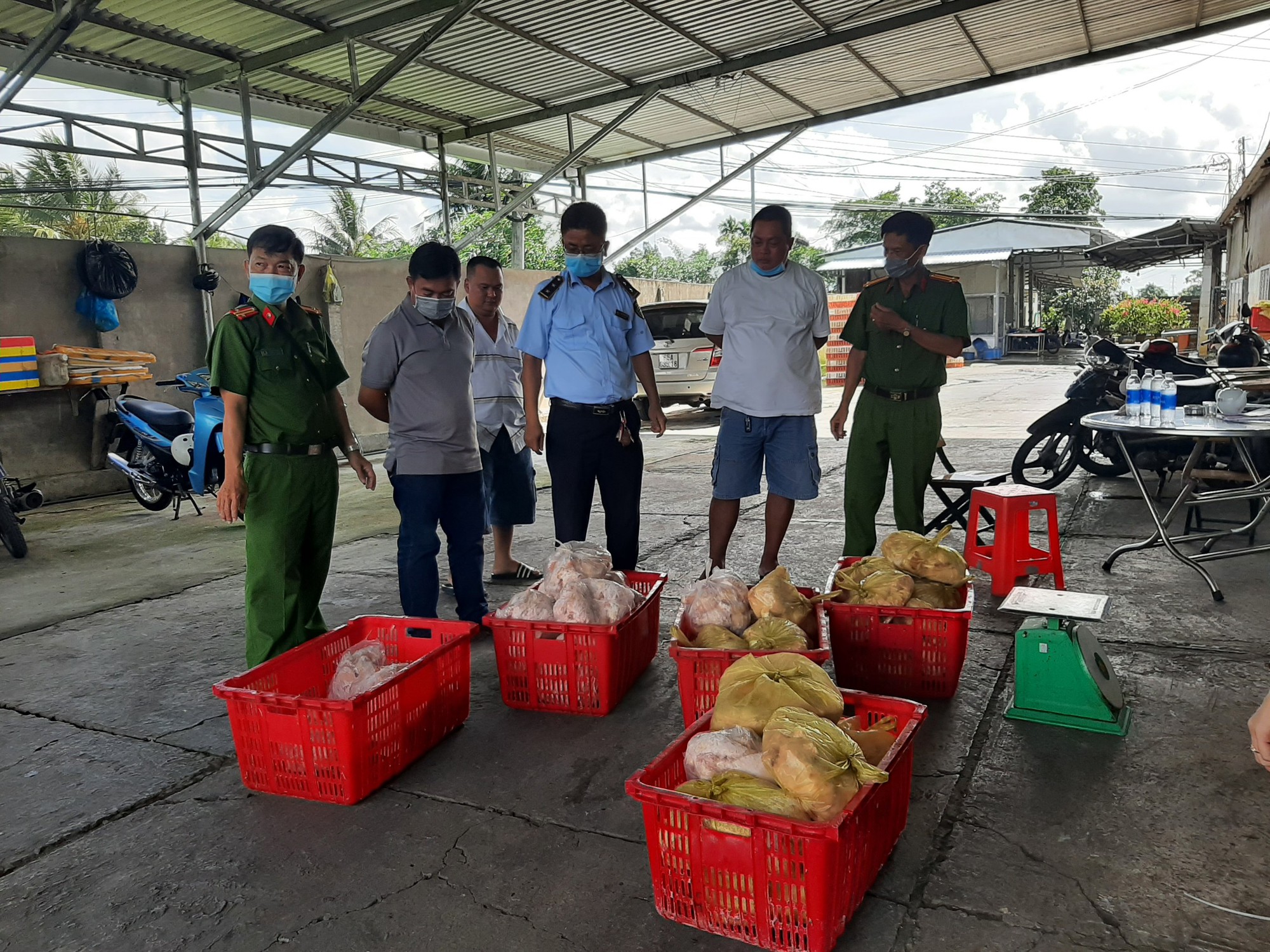 Ngang nhiên kinh doanh hàng trăm kg thực phẩm đông lạnh không rõ nguồn gốc xuất xứ - Ảnh 3.