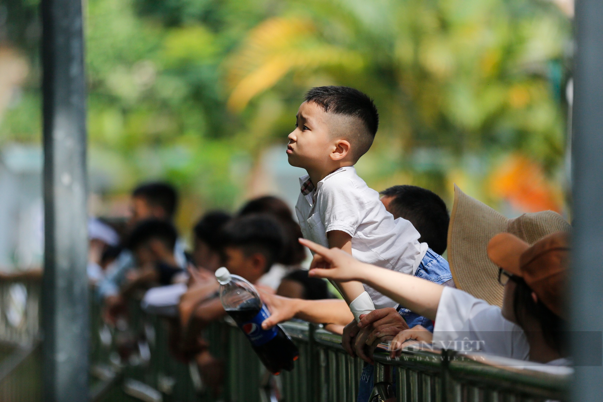 Vườn bách thú Hà Nội đông nghịt người trong ngày Quốc tế thiếu nhi 1/6 - Ảnh 5.