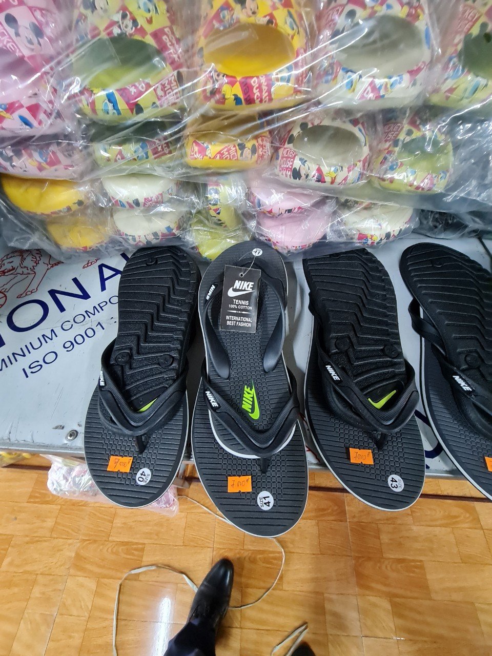 Hàng trăm đôi dép giả mạo nhãn hiệu “Nike và hình” bị thu giữ - Ảnh 2. Hàng trăm đôi dép giả mạo nhãn hiệu “Nike và hình” bị thu giữ - Ảnh 2.