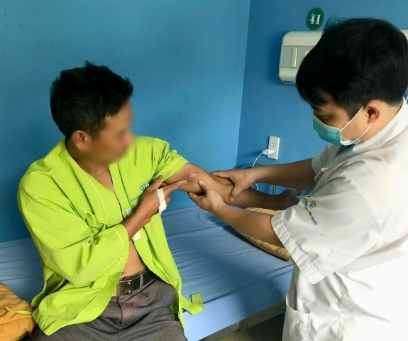 Hãi hùng giun rồng dài loằng ngoằng, làm ổ lúc nhúc trên cơ thể - Ảnh 2.