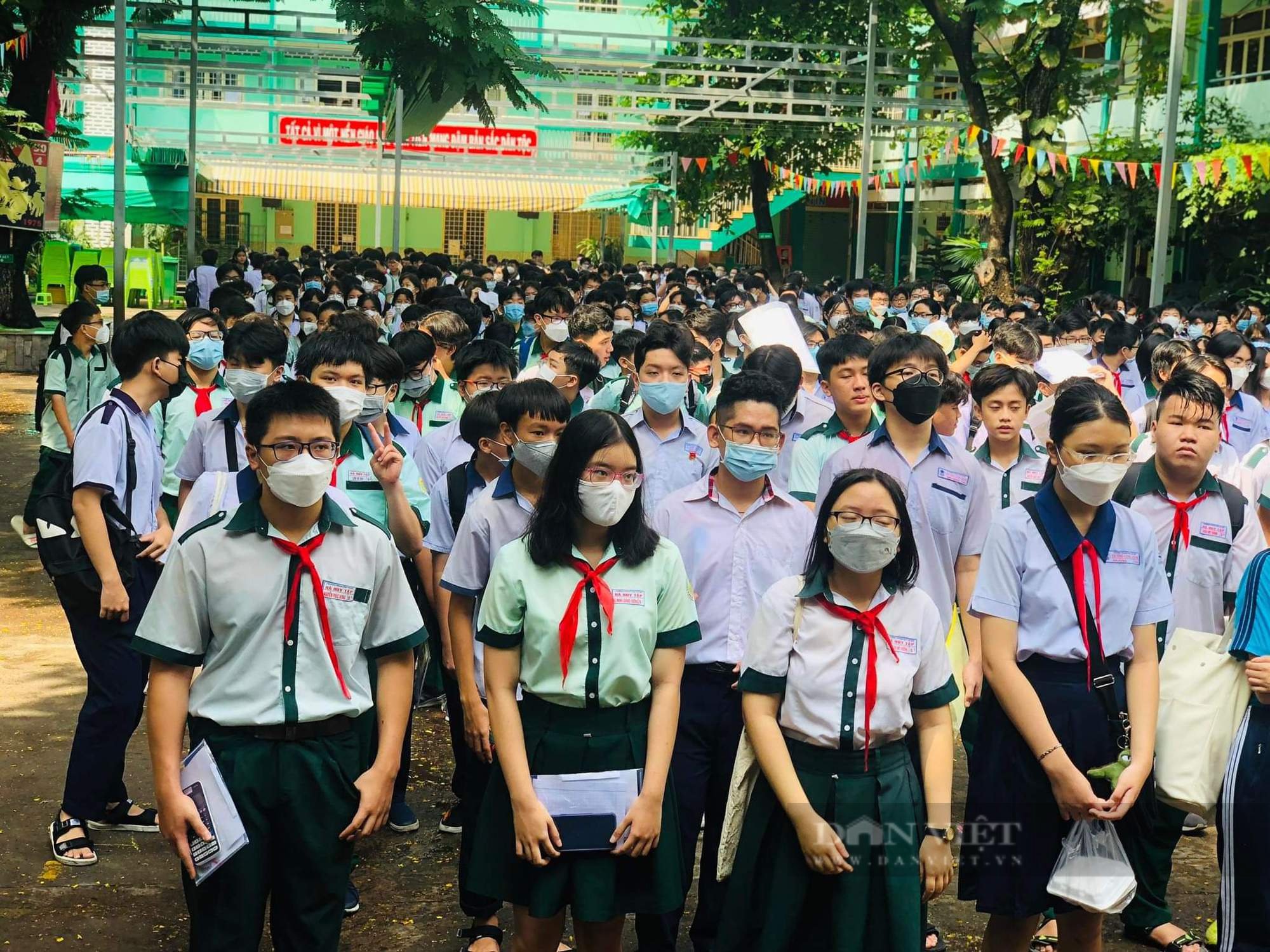 TP.HCM: Hàng ngàn thí sinh đến làm thủ tục trước ngày thi vào lớp 10 - Ảnh 1.