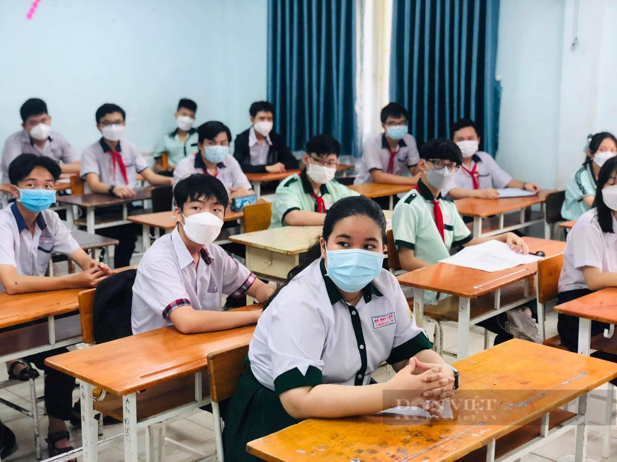 TP.HCM: Hàng ngàn thí sinh đến làm thủ tục trước ngày thi vào lớp 10 - Ảnh 2.