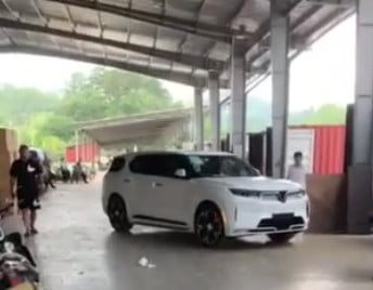 Video: Bắt gặp xe điện VinFast VF9 tại cửa khẩu Lạng Sơn, chuẩn bị xuất sang Trung Quốc - Ảnh 2.