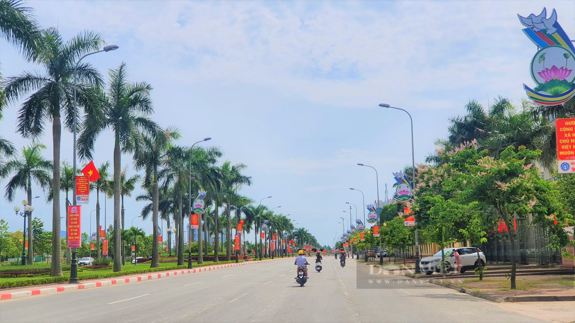 Rực rỡ cờ đỏ, băng rôn kỷ niệm 65 năm ngày Bác Hồ về thăm Hà Tĩnh và 15 năm thanh lập TP.Hà Tĩnh - Ảnh 8.
