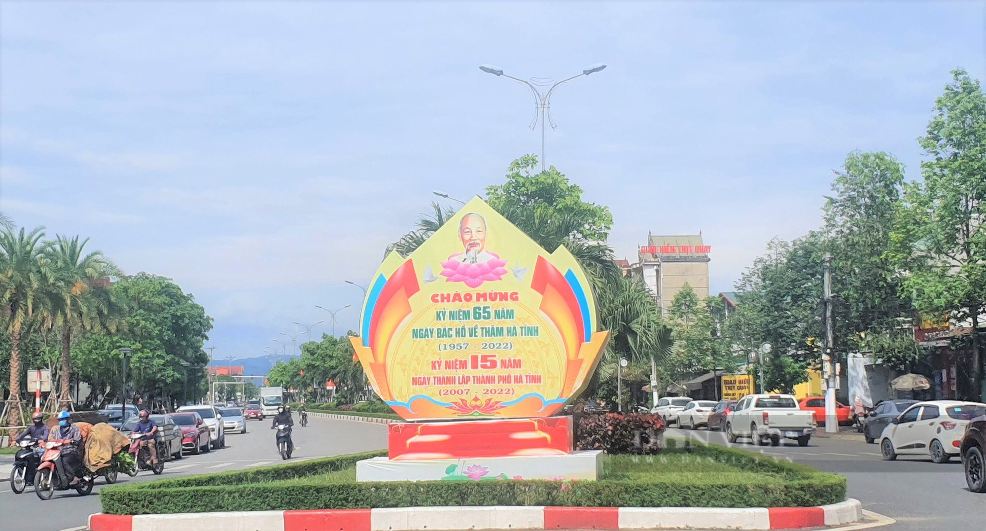 Rực rỡ cờ đỏ, băng rôn kỷ niệm 65 năm ngày Bác Hồ về thăm Hà Tĩnh và 15 năm thanh lập TP.Hà Tĩnh - Ảnh 4.