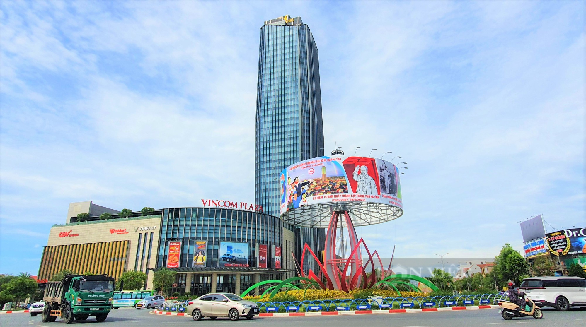 Rực rỡ cờ đỏ, băng rôn kỷ niệm 65 năm ngày Bác Hồ về thăm Hà Tĩnh và 15 năm thanh lập TP.Hà Tĩnh - Ảnh 2.