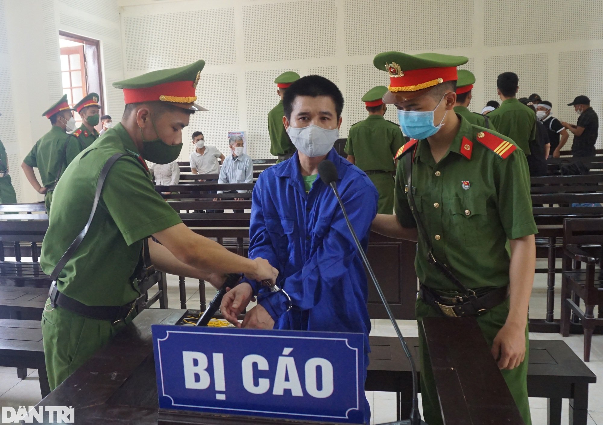 Ôm di ảnh chồng con tới tòa, người phụ nữ nức nở &quot;sao lại giết chú?&quot; - Ảnh 3.