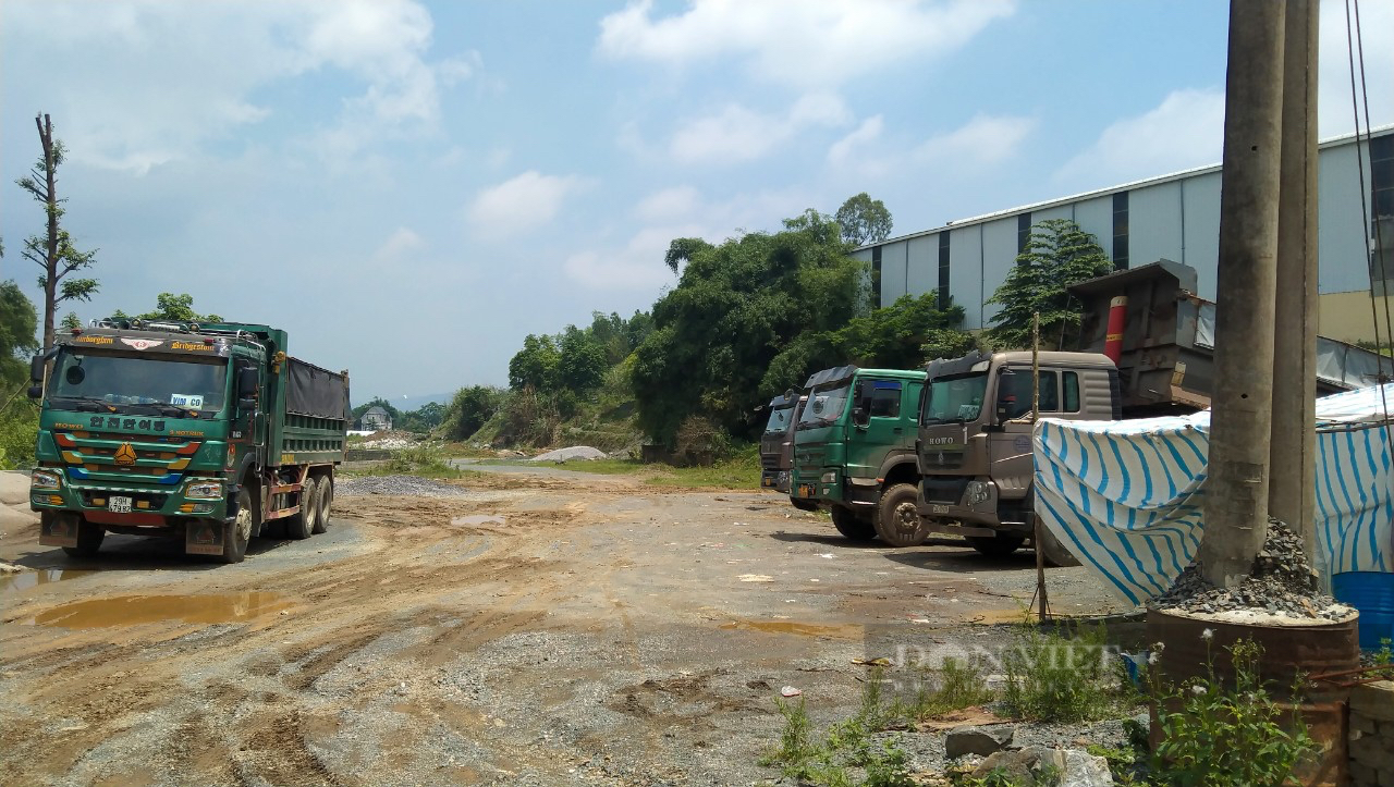 Hậu khai thác khoáng sản: Cận cảnh những &quot;hố nước tử thần&quot; treo lơ lửng trên núi, đe dọa người dân - Ảnh 4.