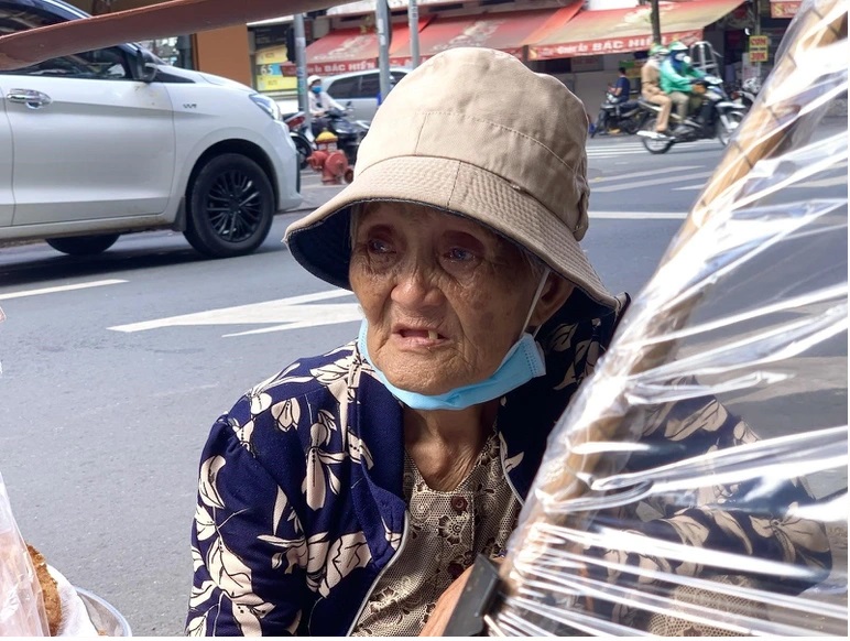 Cụ bà 79 tuổi bám trụ Sài Gòn mưu sinh hi vọng mang tro cốt con về - Ảnh 2.