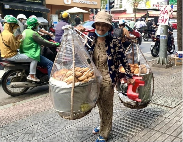 Cụ bà 79 tuổi bám trụ Sài Gòn mưu sinh hi vọng mang tro cốt con về - Ảnh 4.