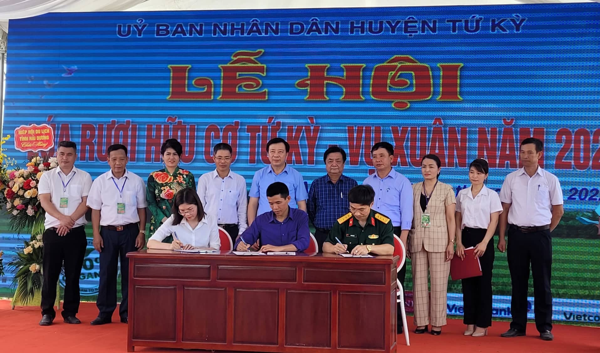 Hội thi gặt lúa rươi hữu cơ có gì đặc biệt mà nông dân Hải Dương ùn ùn kéo nhau đi xem? - Ảnh 2.