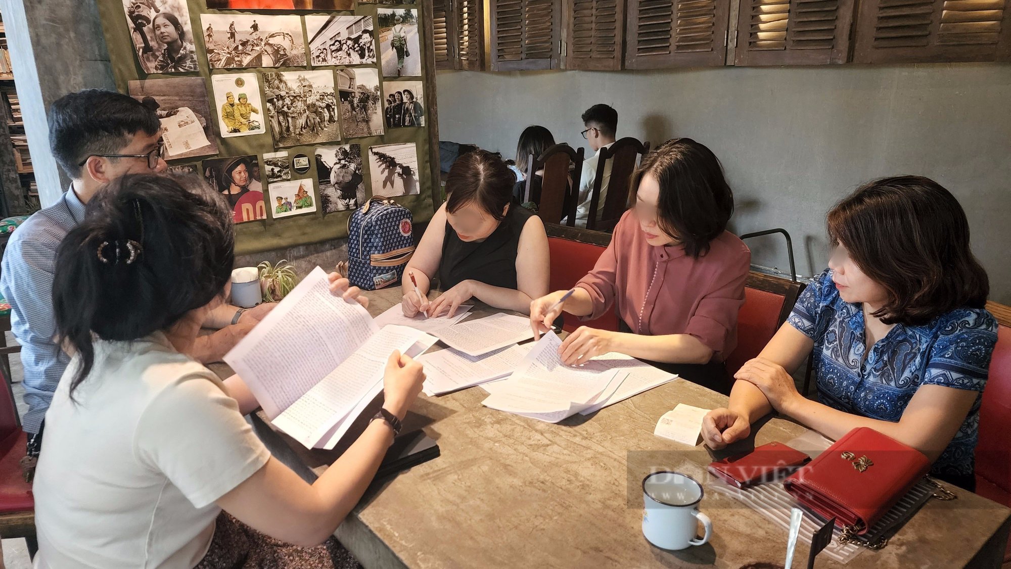Hàng trăm học sinh tốt nghiệp THCS hệ song bằng Hà Nội hoang mang vì &quot;không biết đi đâu về đâu&quot; - Ảnh 1.