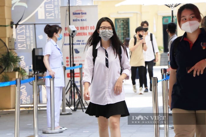 Hàng trăm học sinh tốt nghiệp THCS hệ song bằng Hà Nội hoang mang vì &quot;không biết đi đâu về đâu&quot; - Ảnh 2.