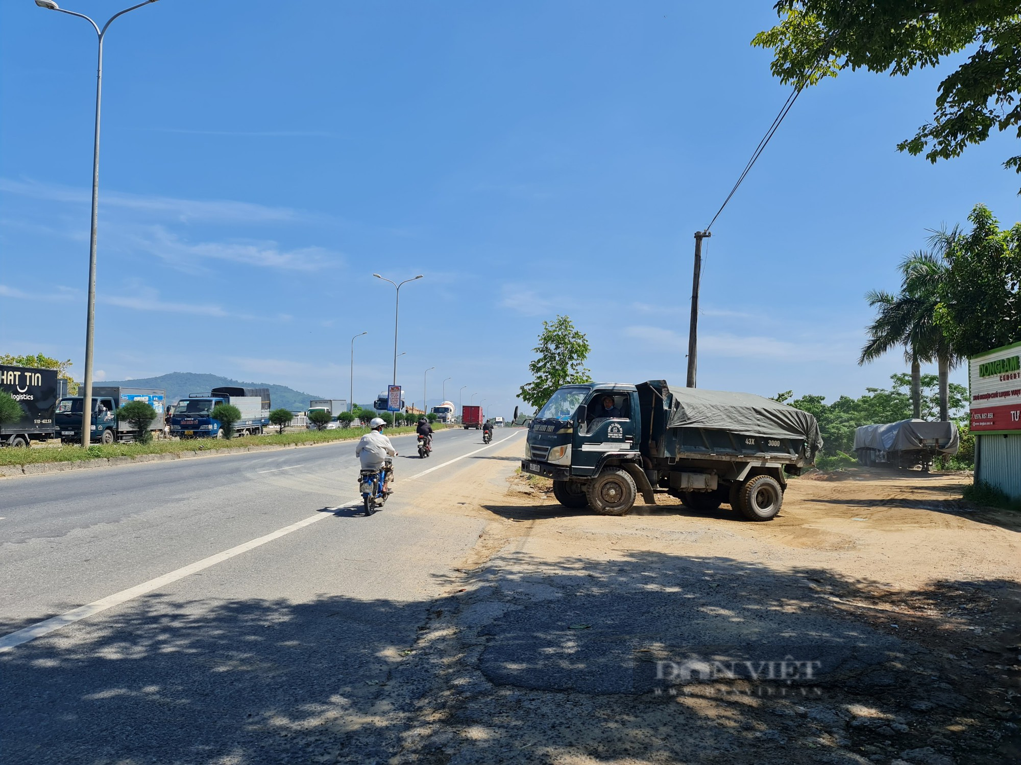Người dân &quot;than trời&quot; vì bãi tập kết ngang nhiên &quot;ăn&quot; cát bên cạnh quốc lộ tại Đà Nẵng - Ảnh 2.