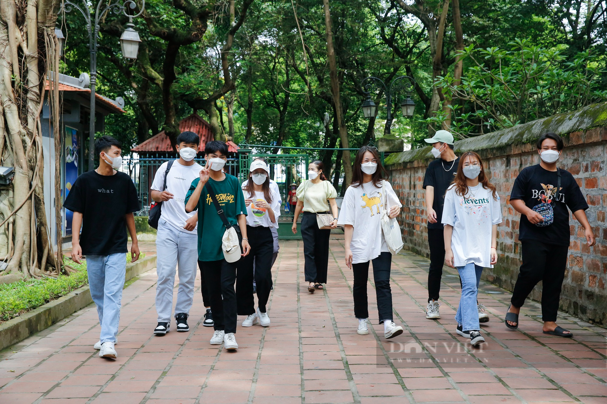 Phụ huynh và thí sinh xếp hàng dài vào Văn Miếu cầu may trước kỳ thi lớp 10  - Ảnh 10.