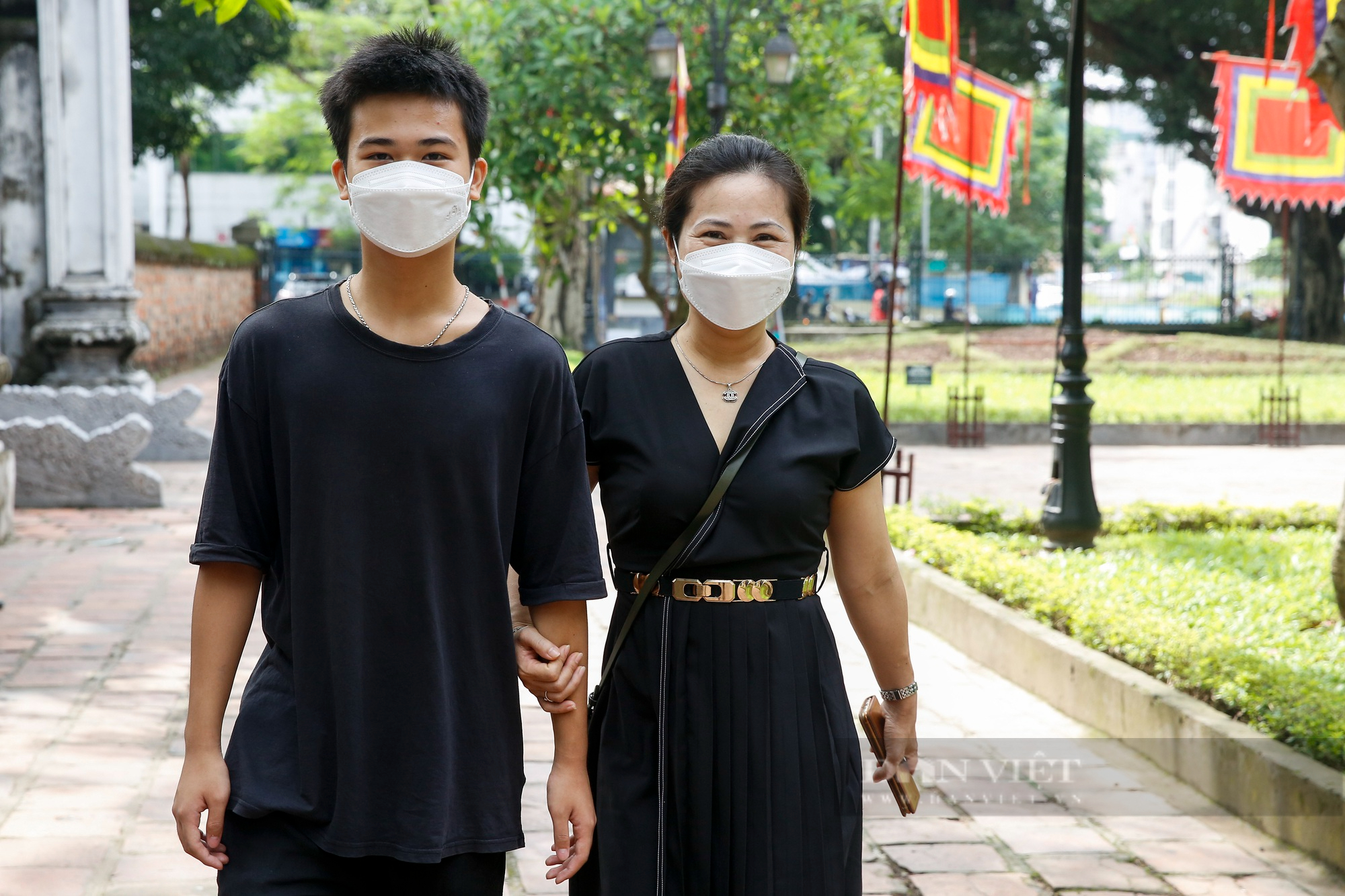 Phụ huynh và thí sinh xếp hàng dài vào Văn Miếu cầu may trước kỳ thi lớp 10  - Ảnh 11.