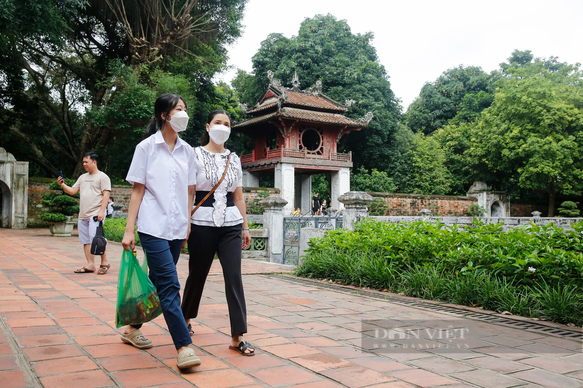 Phụ huynh và thí sinh xếp hàng dài vào Văn Miếu cầu may trước kỳ thi lớp 10  - Ảnh 12.