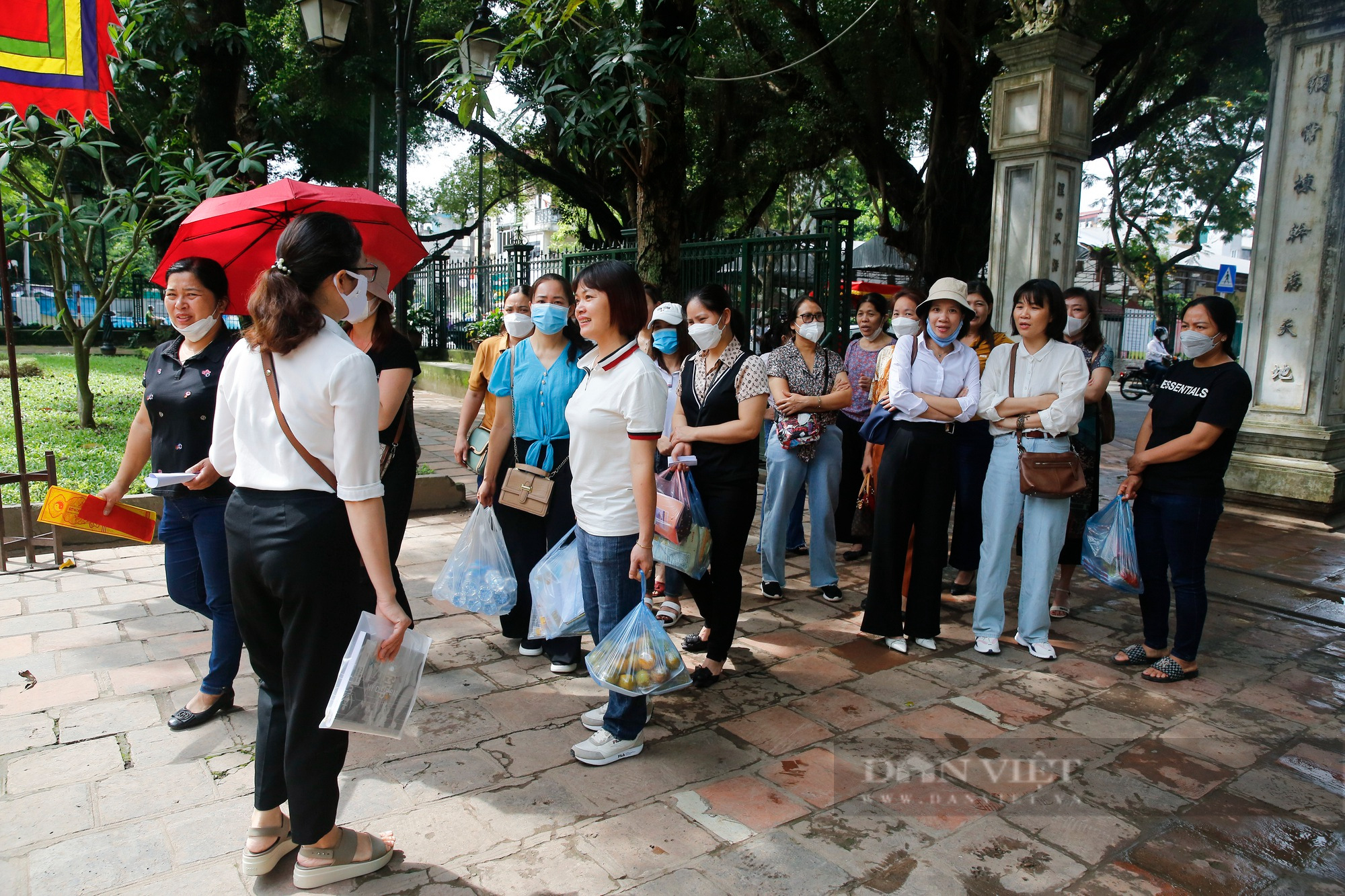 Phụ huynh và thí sinh xếp hàng dài vào Văn Miếu cầu may trước kỳ thi lớp 10  - Ảnh 2.