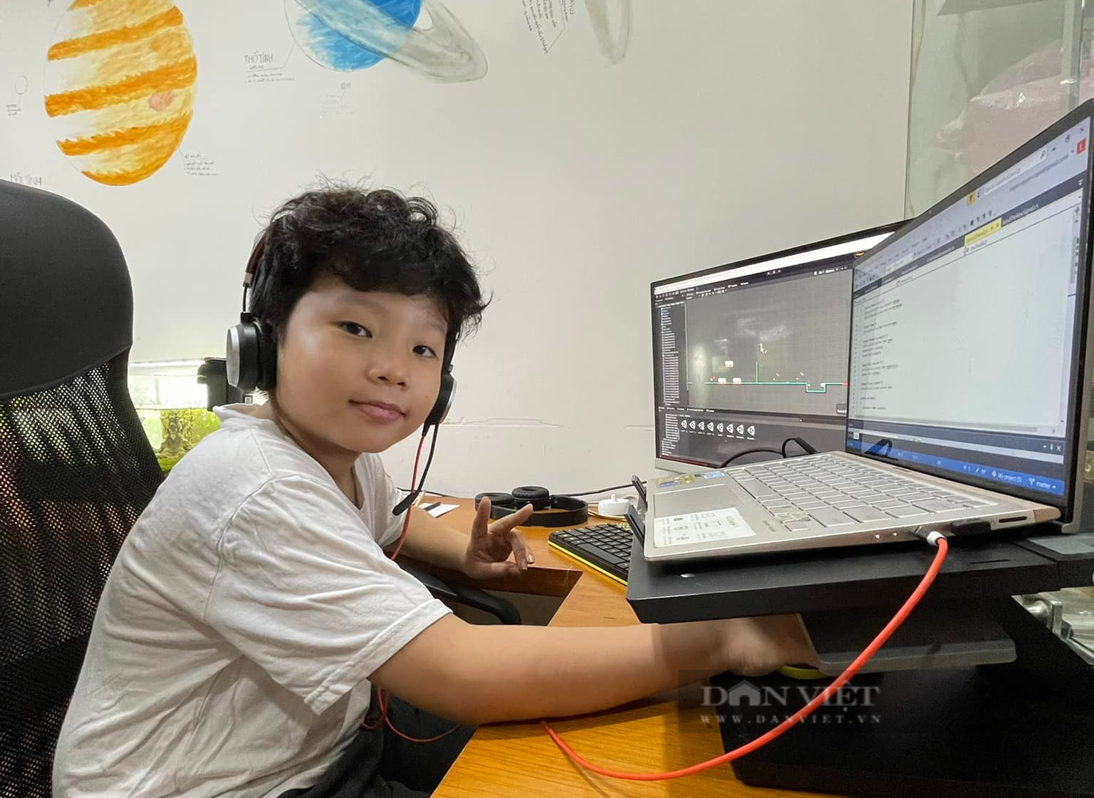 Cậu bé lớp 4 ở TP.HCM có khả năng lập trình ngang sinh viên năm cuối, TOEIC 900 điểm - Ảnh 2.