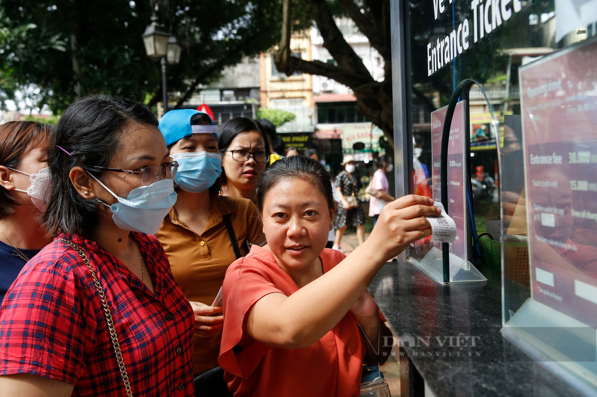 Phụ huynh và thí sinh xếp hàng dài vào Văn Miếu cầu may trước kỳ thi lớp 10  - Ảnh 3.