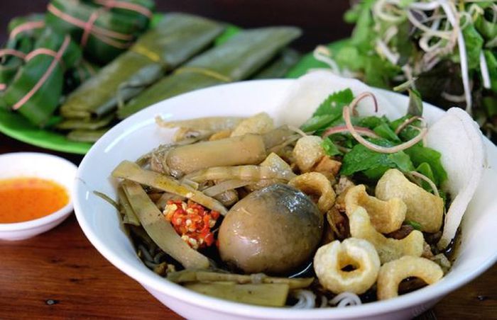 Gia Lai: Đặc sản &quot;bún cua thối&quot; - nghe tên đã thấy bốc mùi mà một khi đã thử thì thương nhớ không lối thoát - Ảnh 1.