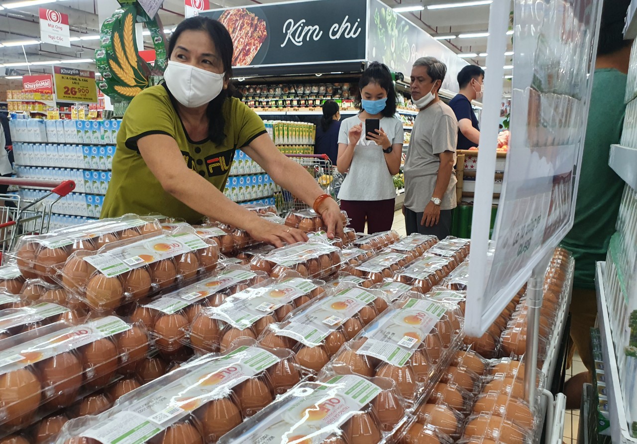 Siêu thị tấp nập giảm giá, hàng loạt mặt hàng mua 1 tặng 1 - Ảnh 10.