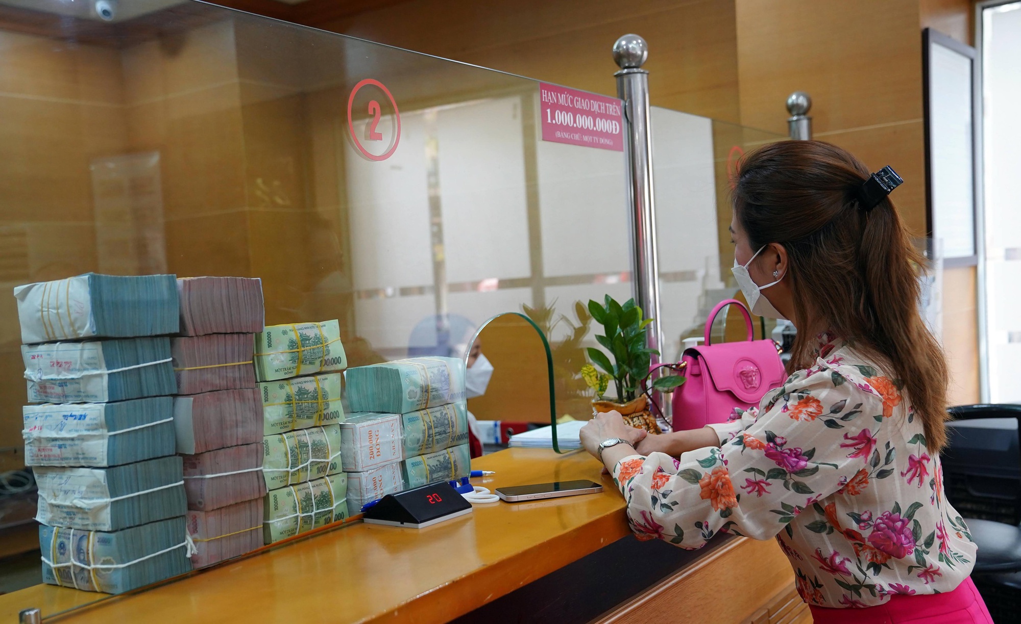 Hồ sơ chuyển nhượng bất động sản kéo dài, dân phải đóng thuế thay vì được miễn - Ảnh 1. Hồ sơ chuyển nhượng bất động sản kéo dài, dân phải đóng thuế thay vì được miễn - Ảnh 1.