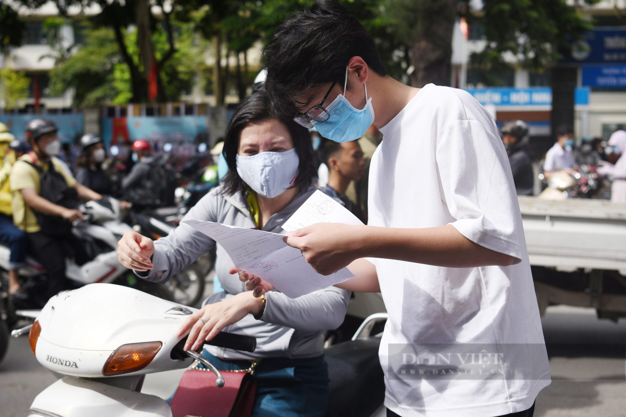 Thi vào lớp 10 Hà Nội: Sáng nay thí sinh đến trường làm thủ tục dự thi, cuộc đua chính thức bắt đầu - Ảnh 2.