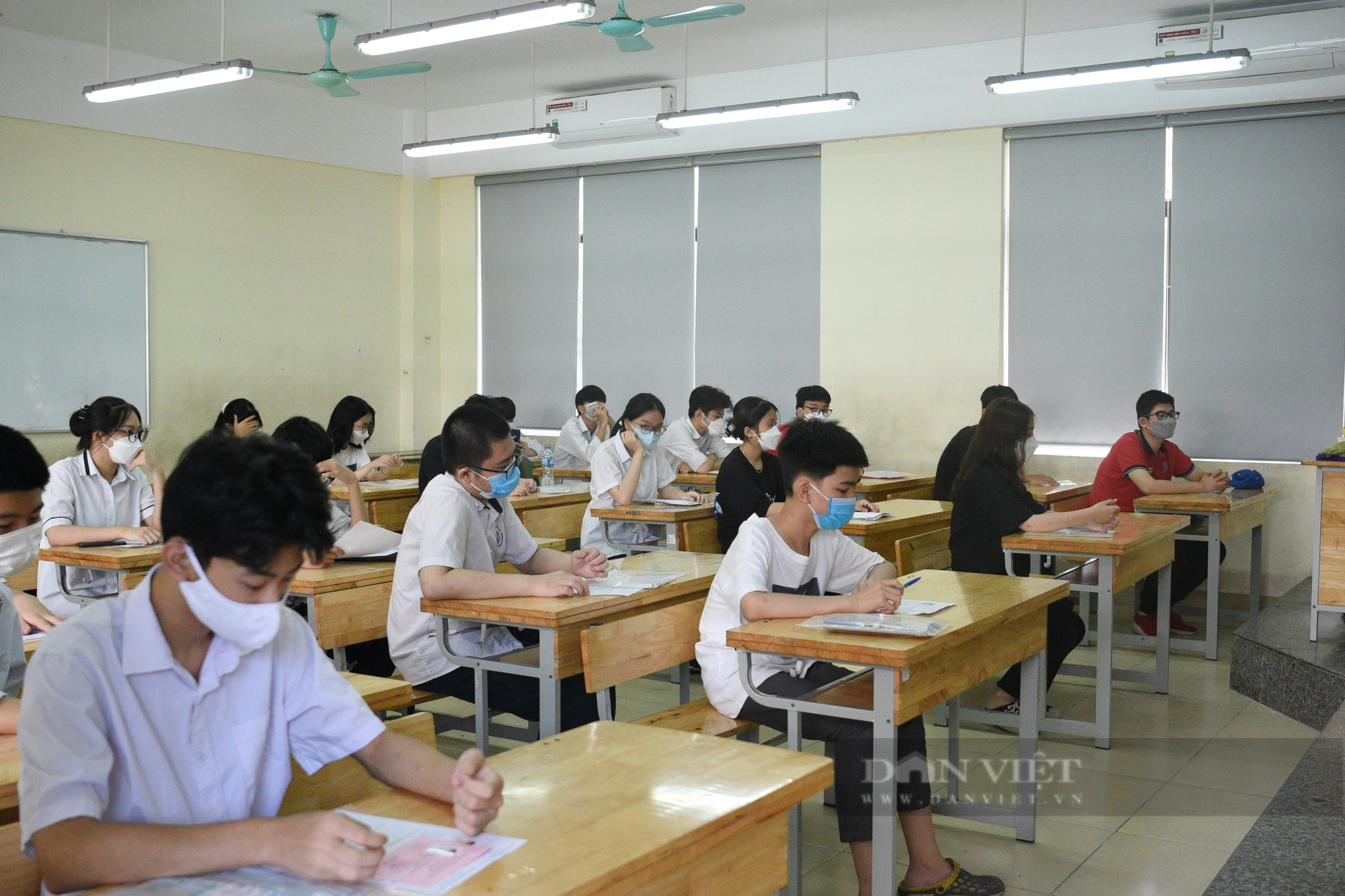 Thi vào lớp 10 Hà Nội: Sáng nay thí sinh đến trường làm thủ tục dự thi, cuộc đua chính thức bắt đầu - Ảnh 4.