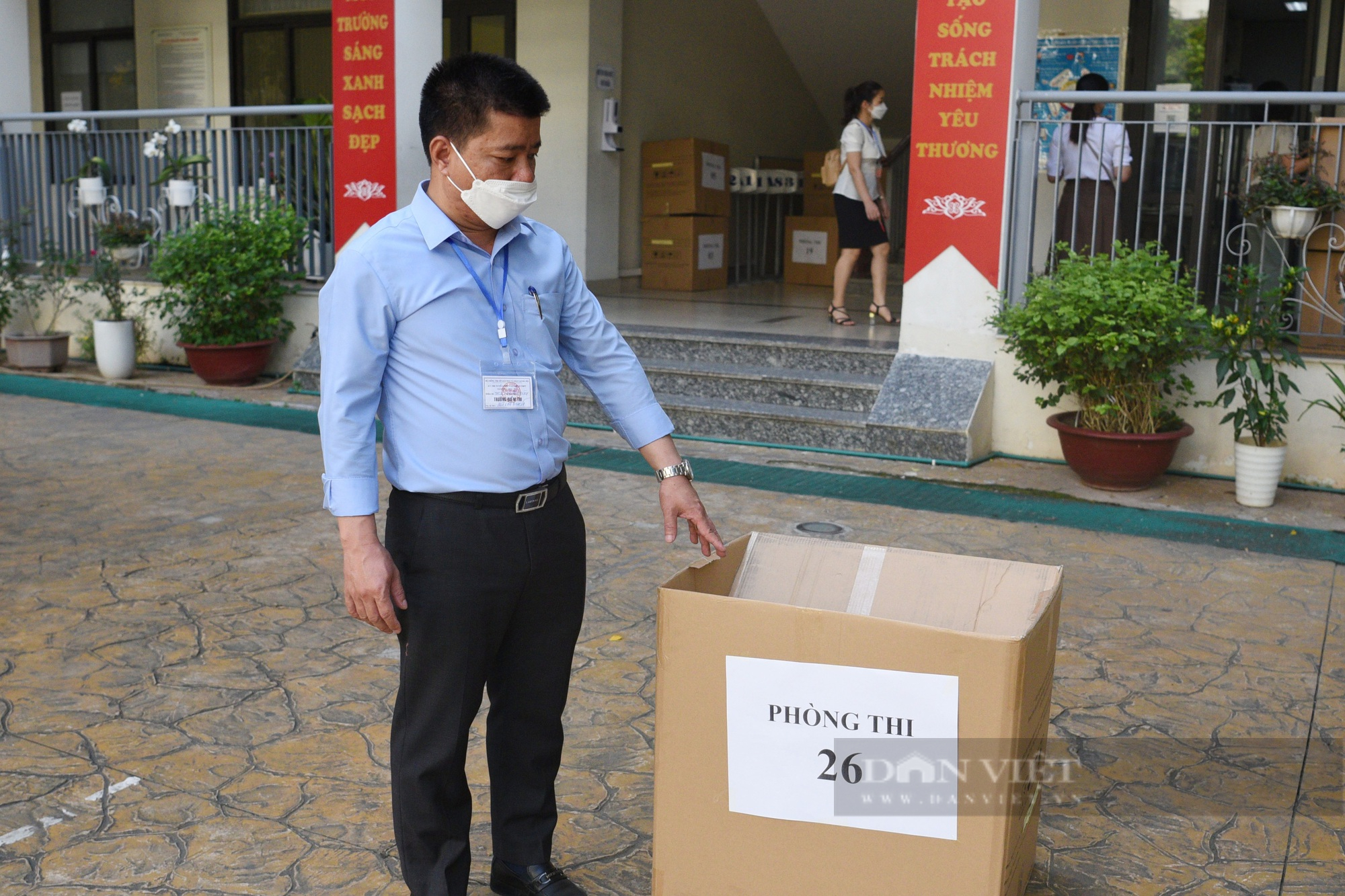 Thi vào lớp 10 Hà Nội: Sáng nay thí sinh đến trường làm thủ tục dự thi, cuộc đua chính thức bắt đầu - Ảnh 5.