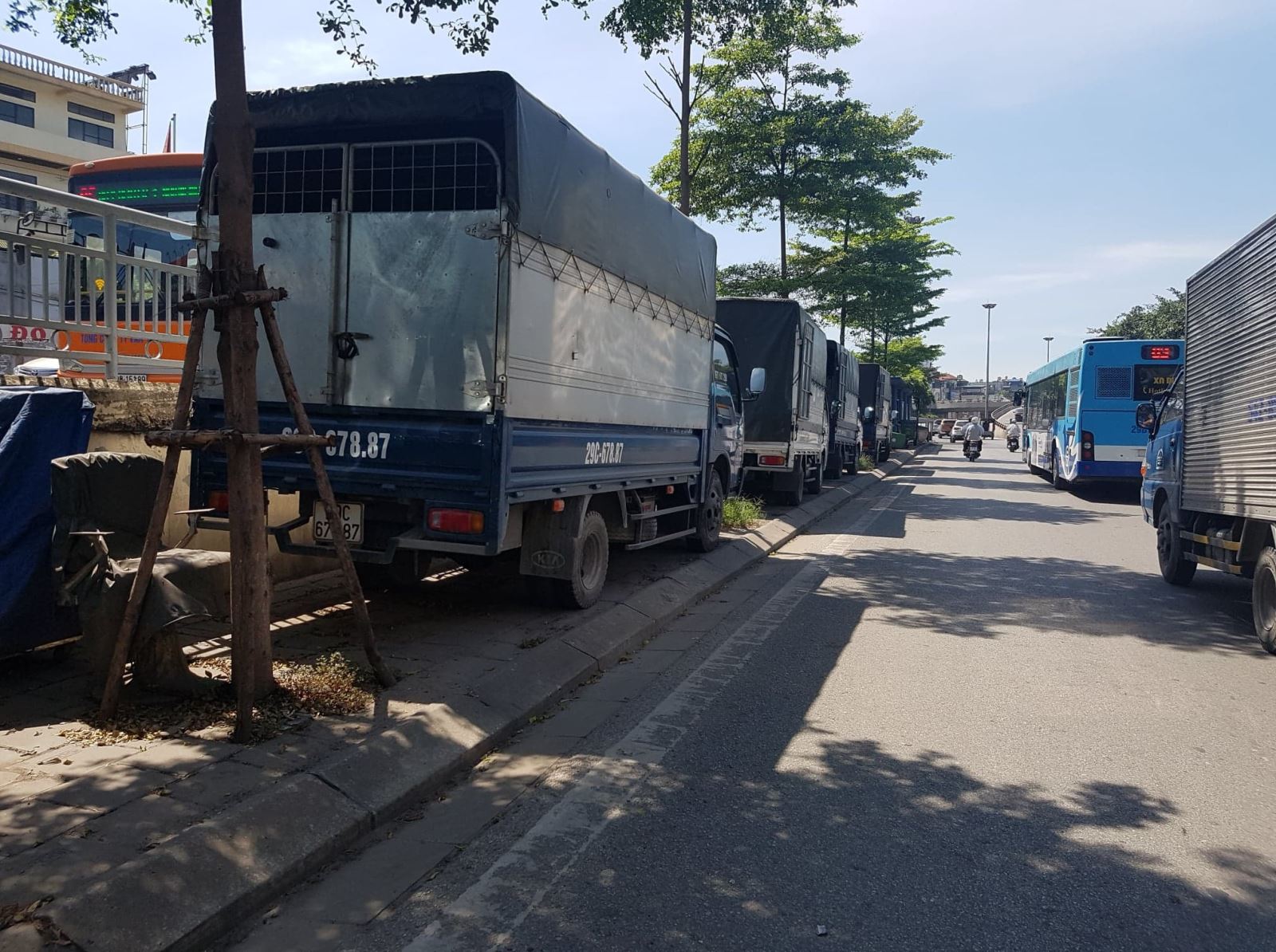 Cực chẳng đã phải tăng cước vì giá xăng, doanh nghiệp vận tải vẫn điêu đứng - Ảnh 1.